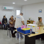 Jornada de vacunación comunitaria en el CONICET La Plata con brigadistas aplicando dosis a vecinos.