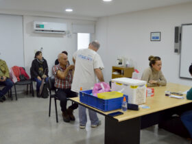Jornada de vacunación comunitaria en el CONICET La Plata con brigadistas aplicando dosis a vecinos.