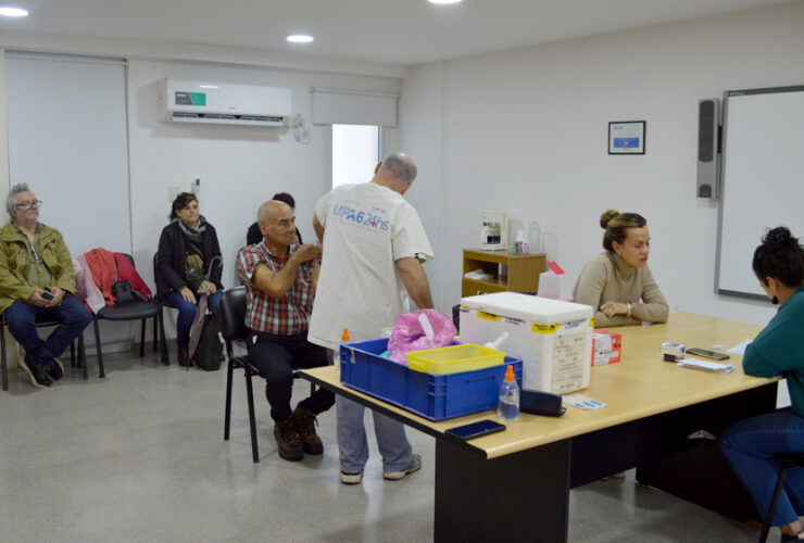 Jornada de vacunación comunitaria en el CONICET La Plata con brigadistas aplicando dosis a vecinos.