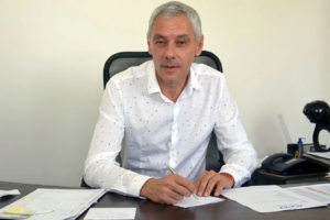 Fabián Cagliardi, intendente de Berisso, durante una entrevista en estudio radial donde analiza el impacto del ajuste económico nacional en el municipio.