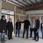 recorrido de autoridades en obras de la UNLP en Berisso con centro de salud universitario y viviendas estudiantiles en construcción
