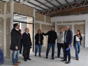 recorrido de autoridades en obras de la UNLP en Berisso con centro de salud universitario y viviendas estudiantiles en construcción
