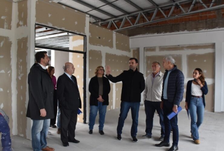 recorrido de autoridades en obras de la UNLP en Berisso con centro de salud universitario y viviendas estudiantiles en construcción