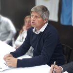 Caminos rurales en mal estado en Brandsen con barro y huellas profundas, reflejando dificultades para la producción agropecuaria