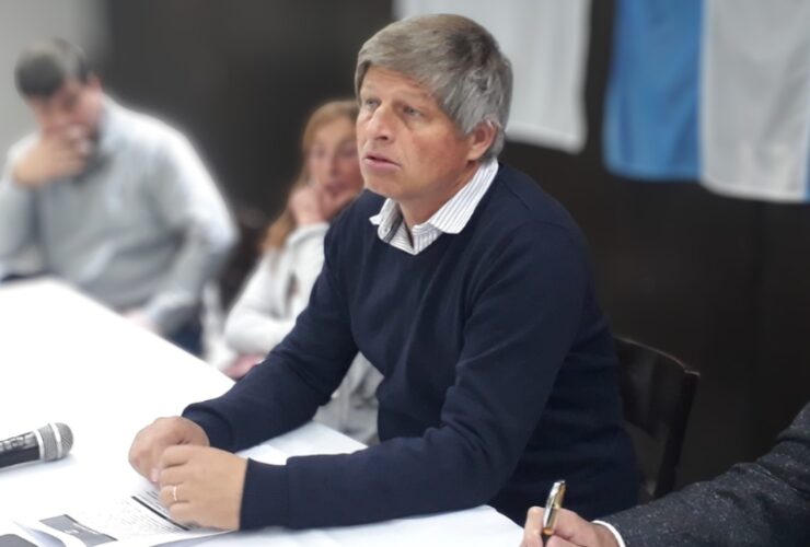 Caminos rurales en mal estado en Brandsen con barro y huellas profundas, reflejando dificultades para la producción agropecuaria