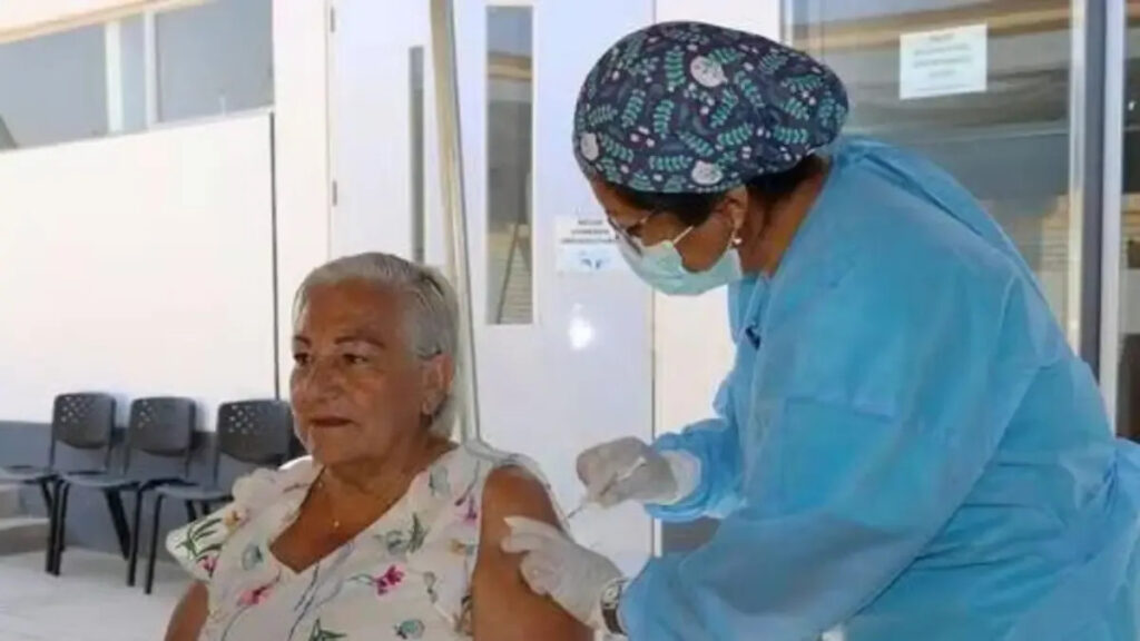 Fila de personas esperando recibir la vacuna antigripal en un centro de salud de La Plata en medio de la escasez de dosis y la alta demanda.