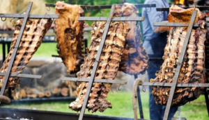 Asado a leña y gastronomía tradicional en pueblos turísticos de Punta Indio, San Andrés de Giles y San Antonio de Areco.
