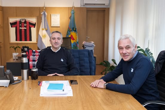 Fabián Cagliardi y Andrés Larroque durante una reunión de trabajo por políticas sociales y asistencia alimentaria en Berisso.