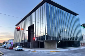 Nuevo Palacio Municipal de Ensenada inaugurado por Mario Secco junto a Axel Kicillof en medio de críticas por el millonario costo de la obra pública.