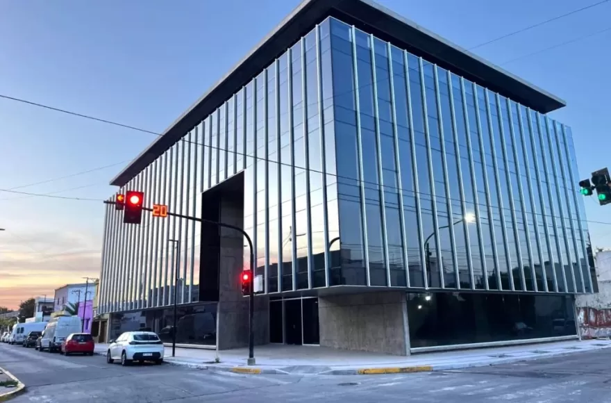 Nuevo Palacio Municipal de Ensenada inaugurado por Mario Secco junto a Axel Kicillof en medio de críticas por el millonario costo de la obra pública.