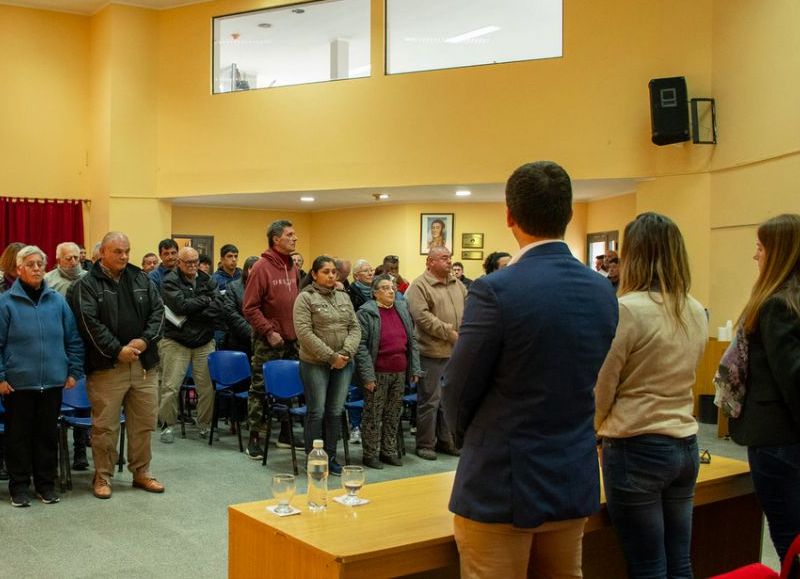 Entrega de boletos de compraventa y escrituras a familias de Punta Indio durante un acto junto a autoridades municipales y provinciales.
