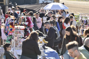 Multitud en el Hipódromo de La Plata durante el festival Handicap con propuestas gastronómicas y ferias de emprendedores