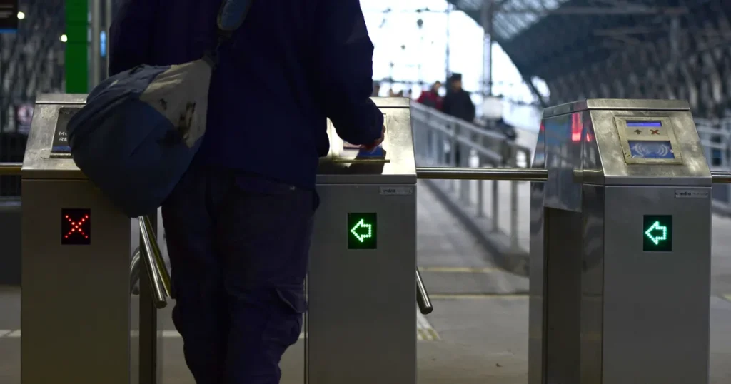 Implementaron patrullas de control en el ramal La Plata del Tren Roca y ya multaron a 16 mil pasajeros