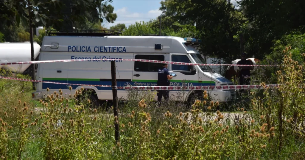Hallaron un hombre muerto en Berisso junto a un arroyo e investigan un posible crimen
