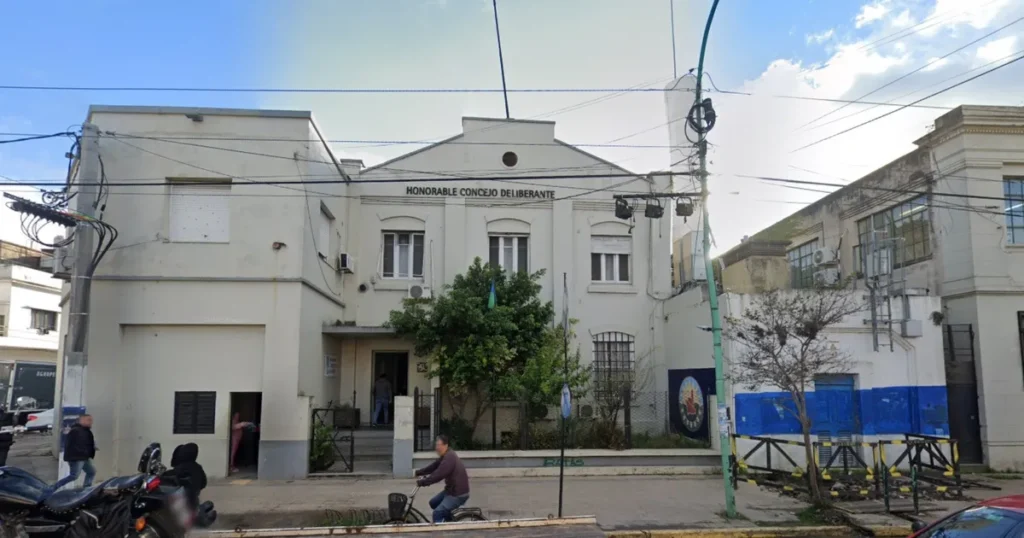 El mensaje del Concejo Deliberante de Berisso tras el ataque al recinto con una bomba molotov