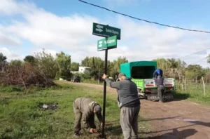 Avanza la colocación de cartelería vial y nomencladores en Ensenada