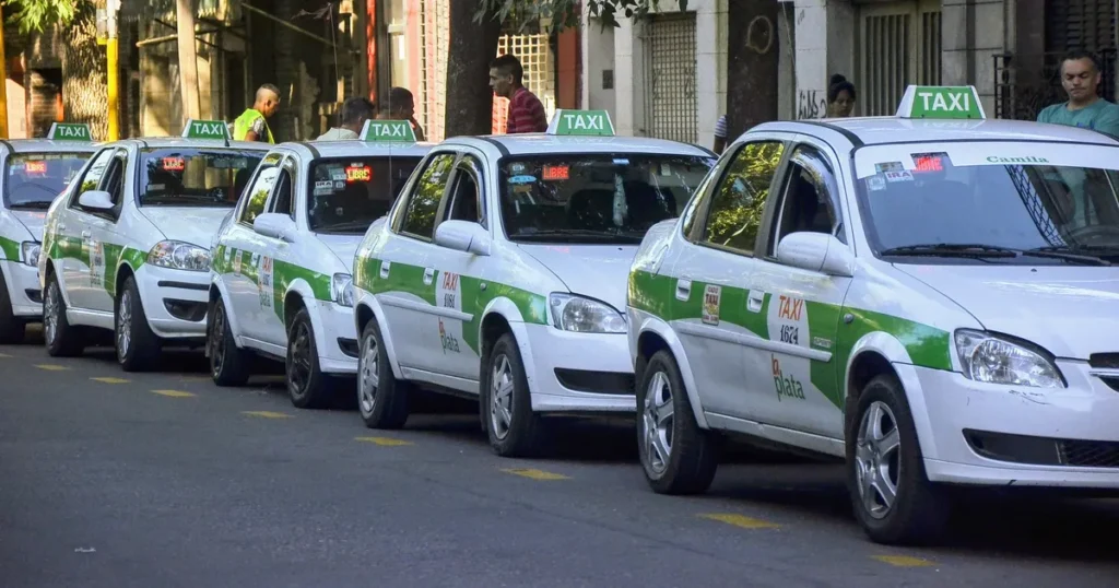 Proponen desregular los taxis en La Plata y avanzar hacia un sistema de tarifas libres