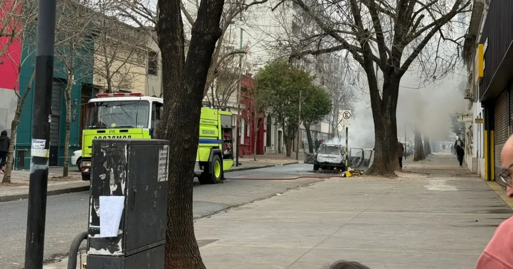 Un auto se incendió en pleno Barrio Norte y se vivieron momentos de tensión hasta la llegada de los bomberos
