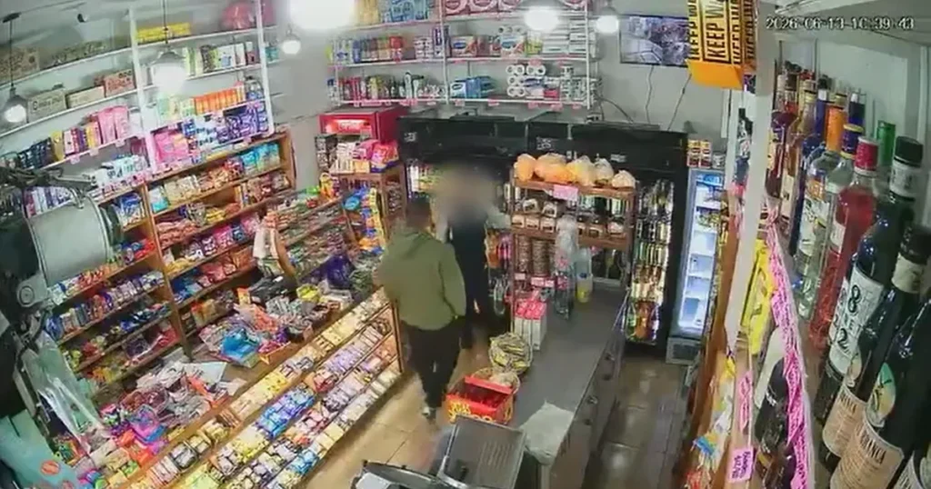 Video: un hombre acosó a una mujer en un kiosco de La Plata y ella tuvo que huir para que no la besara