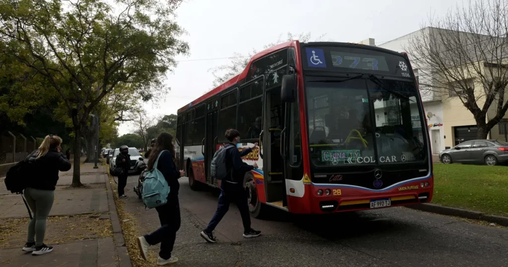 El 58% de los vecinos del Gran La Plata dejó de usar los micros por el aumento de los pasajes