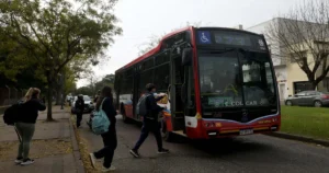 El 58% de los vecinos del Gran La Plata dejó de usar los micros por el aumento de los pasajes
