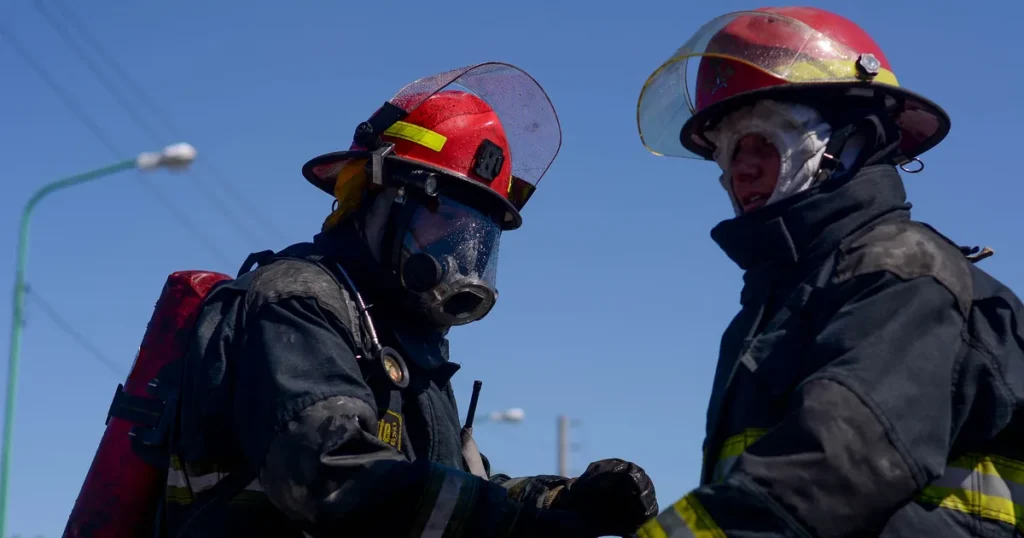Un voraz incendio destruyó un comedor comunitario en Los Hornos y la casa de una familia