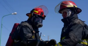 Un voraz incendio destruyó un comedor comunitario en Los Hornos y la casa de una familia