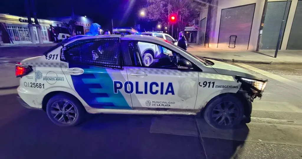 Un motociclista huyó de un control en La Plata, inició una persecución y terminó chocando contra un patrullero