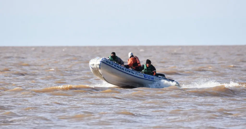 Sigue la búsqueda de los pescadores desaparecidos en el Río de la Plata y desmintien un supuesto avistamiento
