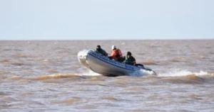 Sigue la búsqueda de los pescadores desaparecidos en el Río de la Plata y desmintien un supuesto avistamiento
