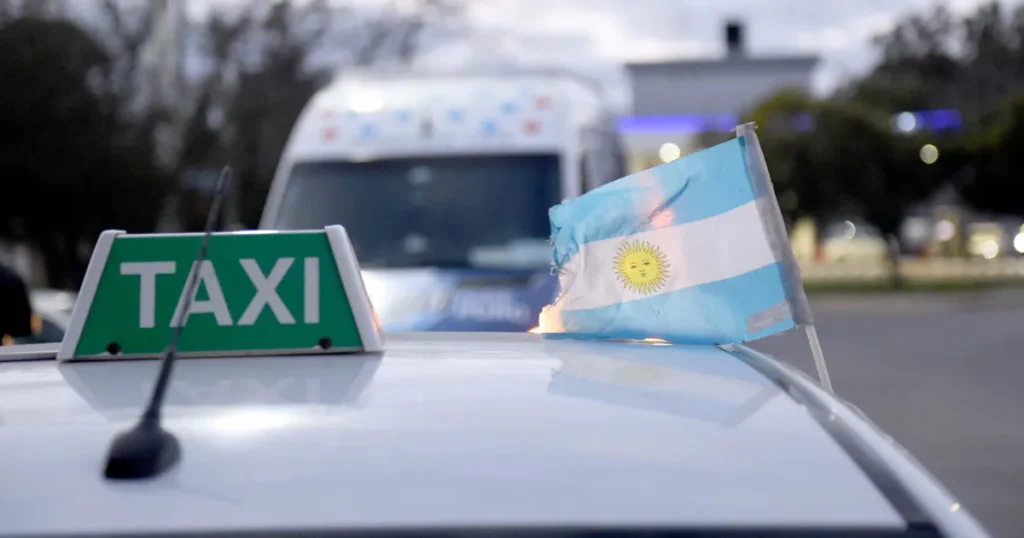 Taxistas y remiseros reclamaron en la bajada de la Autopista La Plata-Buenos Aires por la falta de GNC