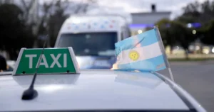 Taxistas y remiseros reclamaron en la bajada de la Autopista La Plata-Buenos Aires por la falta de GNC