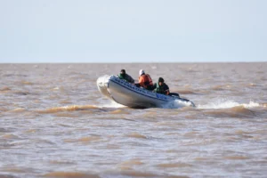 Familiares de los pescadores perdidos en el Río de la Plata reconocieron el cuerpo hallado por los rescatistas