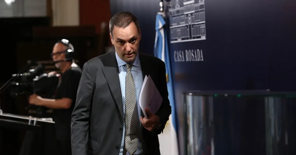 Manuel Adorni renunció a la jefatura de Gabinete