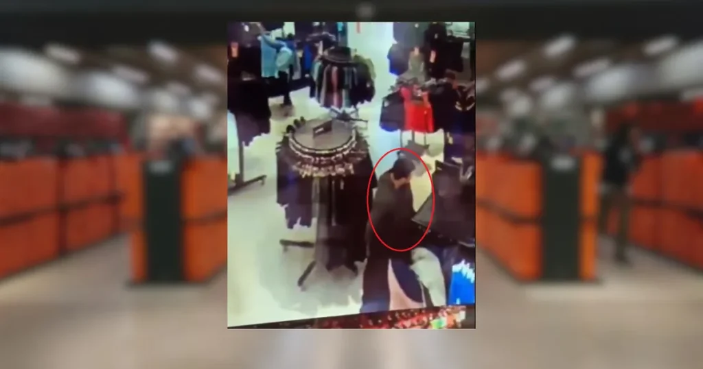 Video: intentaron robar ropa de un outlet en La Plata y las alarmas los delataron