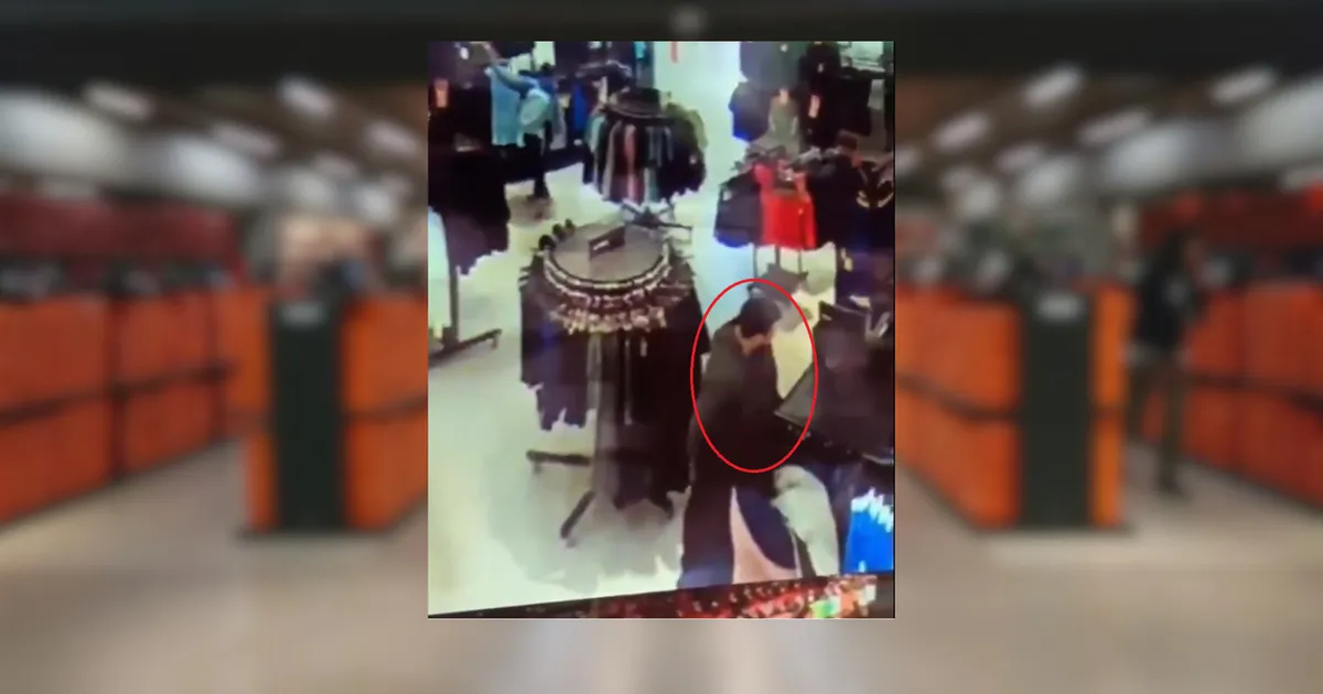 Video: intentaron robar ropa de un outlet en La Plata y las alarmas los delataron