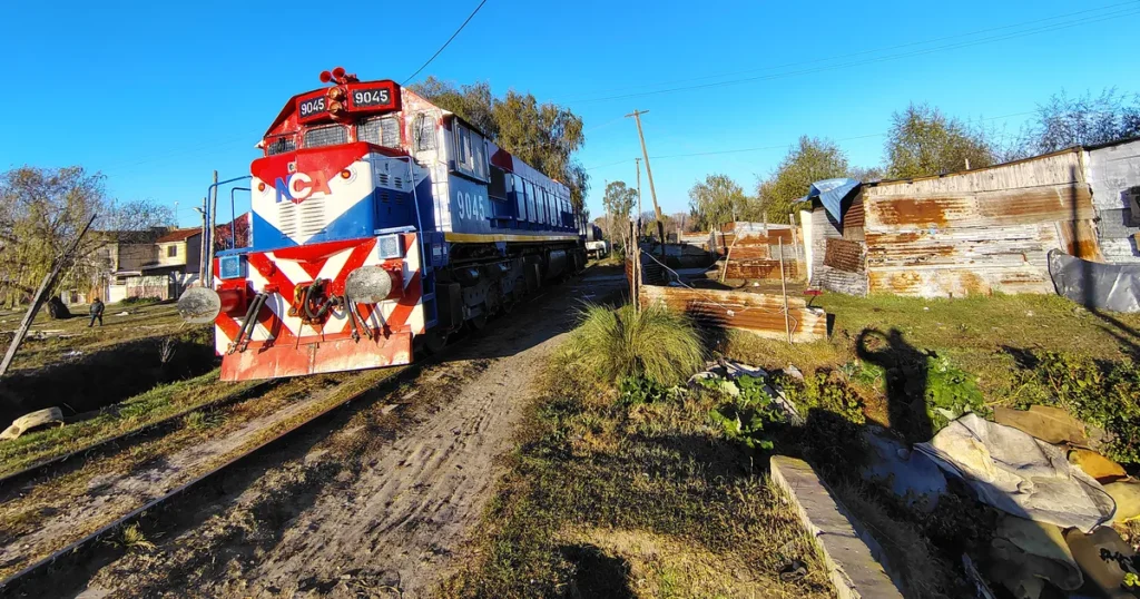 Descarriló un tren de cargas en Tolosa, cortaron un paso a nivel clave y trabajan para que retome su recorrido