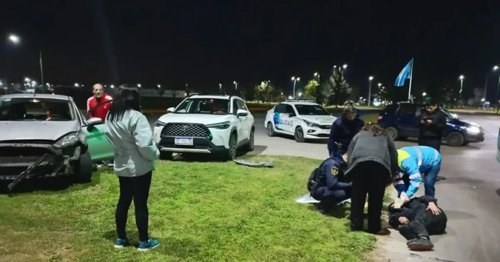 Video: un auto y una moto chocaron en Punta Lara y el motociclista escapó dejando a su acompañante