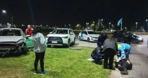 Video: un auto y una moto chocaron en Punta Lara y el motociclista escapó dejando a su acompañante
