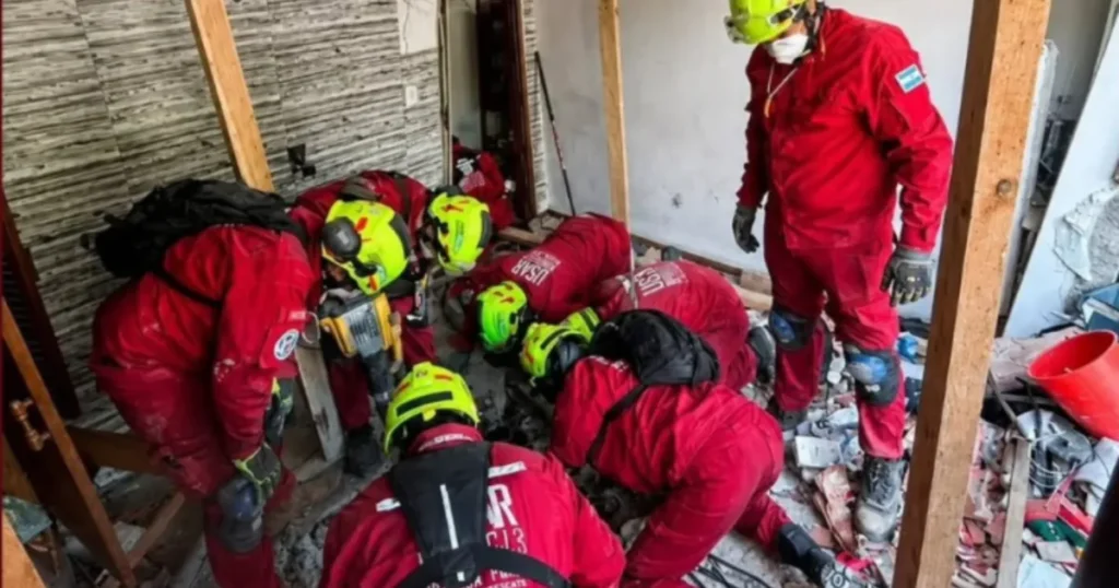 La bombera de El Peligro que viajó a Venezuela trabajó 12 horas en una zona devastada por el sismo