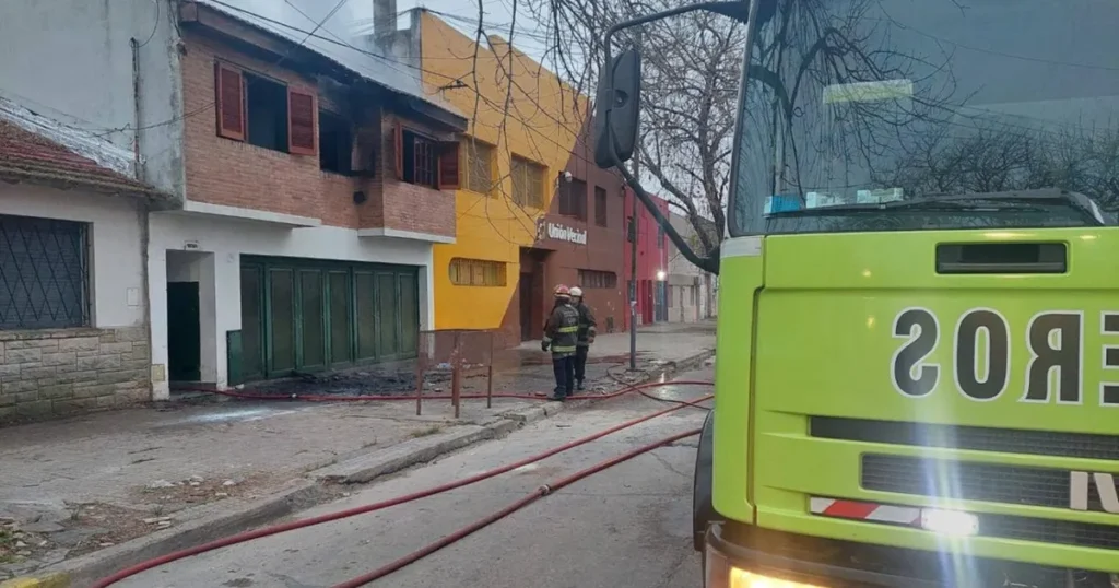 Se prendió fuego una casa en La Plata y los bomberos rescataron a un hombre y su perro