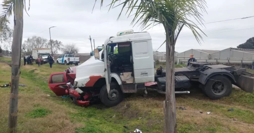 Murió una mujer en brutal choque en La Plata entre una camioneta y un camión
