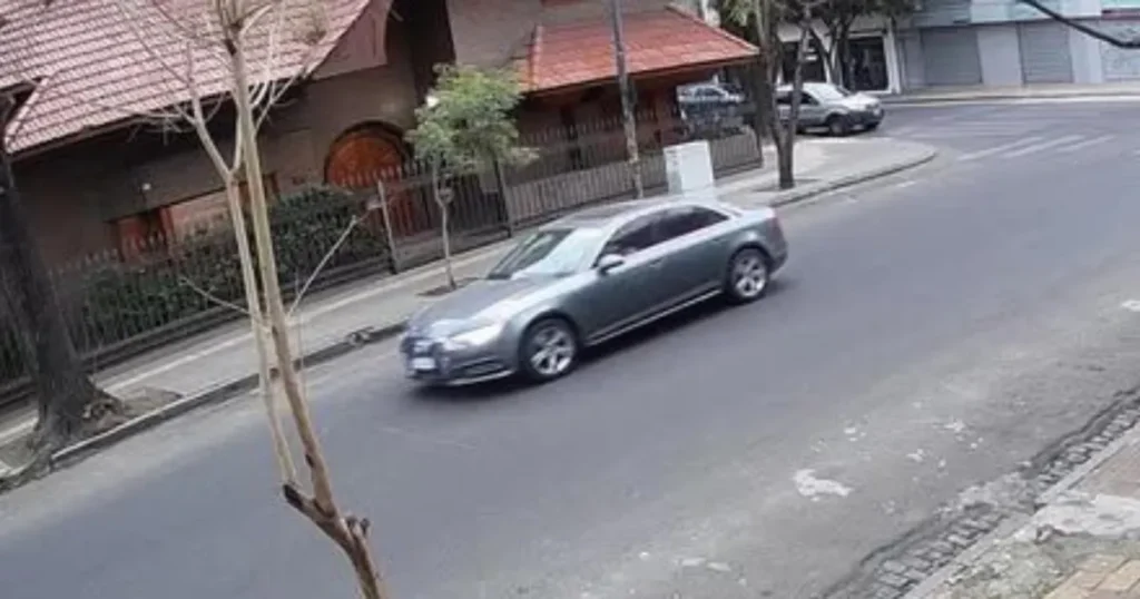 Buscan al conductor del Audi que chocó un auto en La Plata y destrozó la estructura de un local