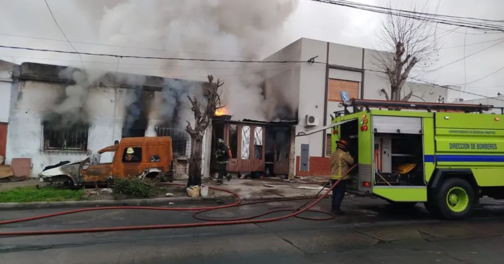 Conmoción en La Plata por un incendio que terminó con una mujer fallecida y un herido grave