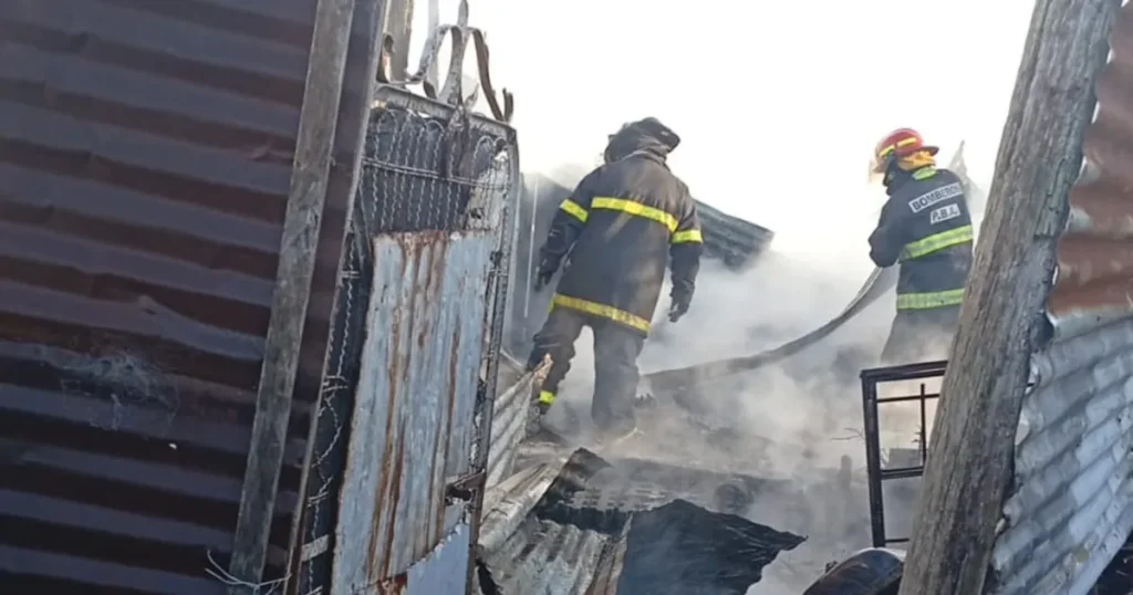 Se incendió una casilla en La Plata, una familia perdió todo en minutos y lanzó un pedido solidario