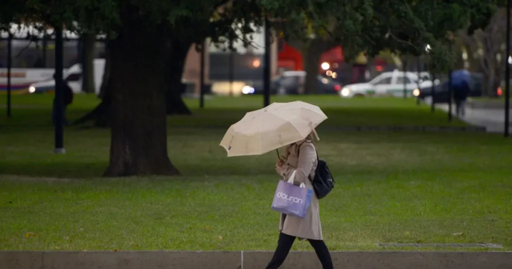 Llegaron las lluvias a La Plata, rige el alerta amarillo por la ola de frío y anticipan temperaturas bajo cero
