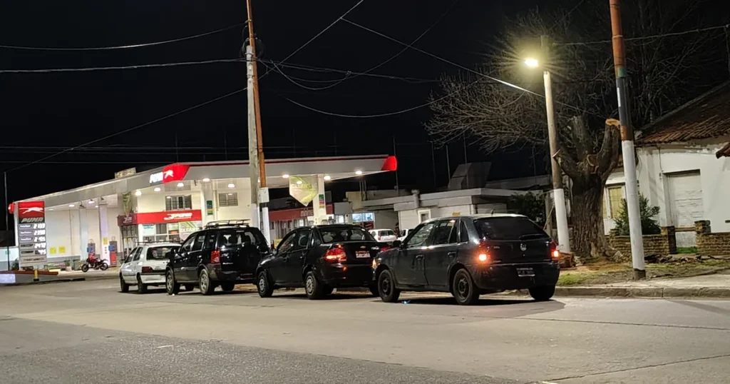 Siguen las restricciones al GNC y las colas en las estaciones de La Plata son una postal cotidiana