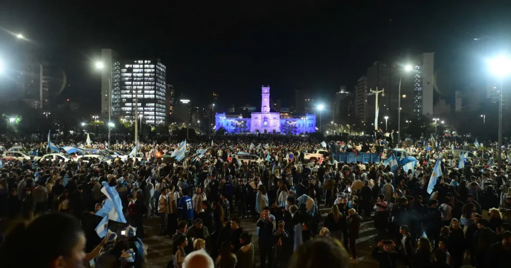 Fuegos artificiales y alegría platense en los festejos de Plaza Moreno por la victoria Selección argentina