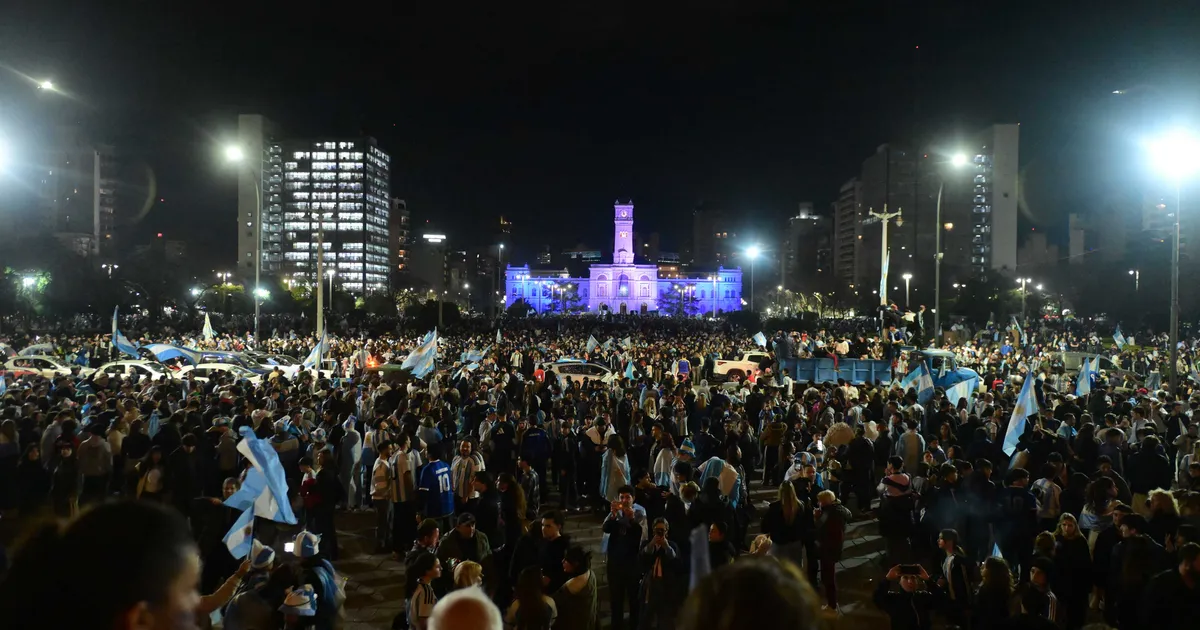 Fuegos artificiales y alegría platense en los festejos de Plaza Moreno por la victoria Selección argentina