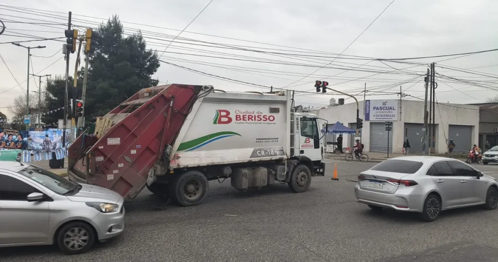Se extiende la tragedia vial: murió en Berisso un hombre atropellado por un camión recolector